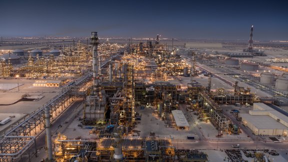 Image of a refinery in Saudi Arabia